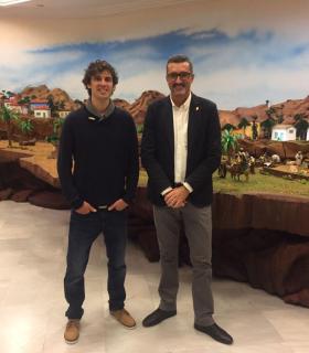 Haría felicita a Alex Dorta por haber sido elegido para realizar el Belén del Parlamento de Canarias. · foto 2