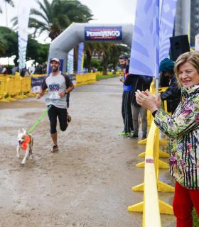 La primera carrera solidaria Perro-Amo de Las Palmas de Gran Canaria se celebra con gran éxito de participación. · foto 2