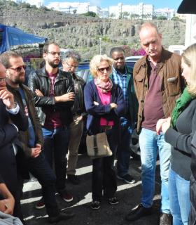 Sergio Millares intenta acceder sin éxito al interior del CIE de Barranco Seco para comprobar las condiciones de los emigrantes ante la negativa del Ministerio del Interior. · foto 2