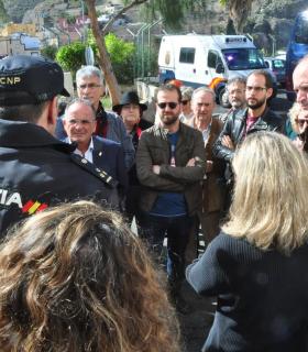 Sergio Millares intenta acceder sin éxito al interior del CIE de Barranco Seco para comprobar las condiciones de los emigrantes ante la negativa del Ministerio del Interior. · foto 1