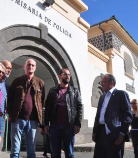 Sergio Millares intenta acceder sin éxito al interior del CIE de Barranco Seco para comprobar las condiciones de los emigrantes ante la negativa del Ministerio del Interior. · foto 4