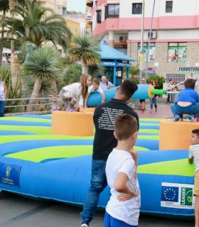 Cientos de personas disfrutan de un día lleno de actividades familiares con Dinamiza Arguineguín 2016. · foto 3