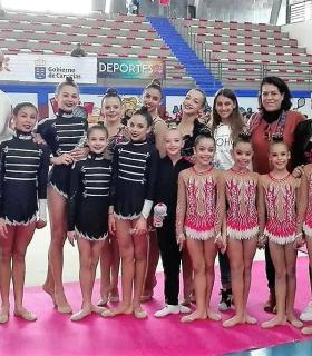 Festival y recogida solidaria de la escuela municipal de gimnasia rítmica y el Club Adoney con los más desfavorecidos. · foto 3
