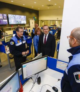 El alcalde Hidalgo supervisa el despliegue de los agentes de seguridad y de otros servicios municipales para las fiestas navideñas. · foto 5
