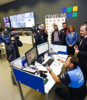 El alcalde Hidalgo supervisa el despliegue de los agentes de seguridad y de otros servicios municipales para las fiestas navideñas. · foto 4