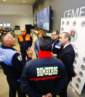 El alcalde Hidalgo supervisa el despliegue de los agentes de seguridad y de otros servicios municipales para las fiestas navideñas. · foto 2