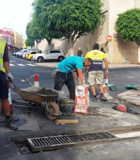 La Concejalía de Vías y Obras señaliza las calles recién asfaltadas en Casas Nuevas de Telde. · foto 2