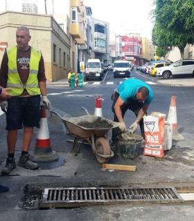 La Concejalía de Vías y Obras señaliza las calles recién asfaltadas en Casas Nuevas de Telde. · foto 3