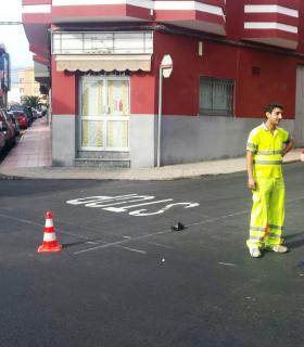 La Concejalía de Vías y Obras señaliza las calles recién asfaltadas en Casas Nuevas de Telde. · foto 1
