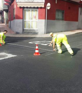 La Concejalía de Vías y Obras señaliza las calles recién asfaltadas en Casas Nuevas de Telde. · foto 4