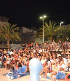 La ganadora de Got Talent, Cristina Ramos, se entregó a un multitudinario público en Morro Jable. · foto 3