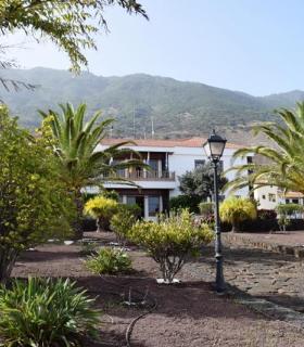 El Ayuntamiento de La Frontera acondiciona los jardines del Municipio. · foto 1