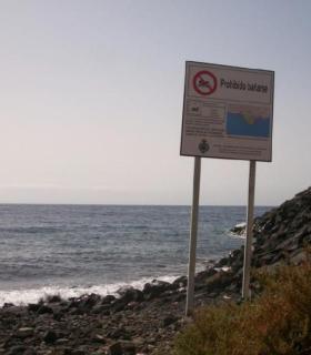 El Ayuntamiento de Santa Cruz de Tenerife recuerda que el litoral de La Hondura es zona prohibida para el baño. · foto 1