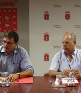 El presidente del Cabildo de La Gomera y el viceconsejero de Industria trabajan en proyectos sostenibles para la Isla. · foto 1