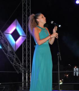 La joven Cristina Morales se proclama vencedora del XII Festival de la Canción Playa de la Cebada. · foto 2
