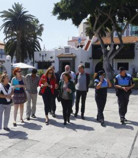 El Ayuntamiento de Las Palmas de Gran Canaria se reúne con los hoteleros de Santa Catalina para abordar asuntos de seguridad. · foto 1