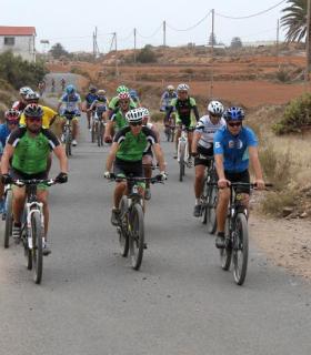 Con aplausos y sin palabras ciclistas y aficionados arropan a la mujer y familia de Juanma Rivero Vega. · foto 3