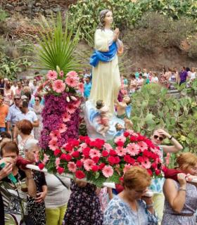 La procesión por las calles de Barranquillo Andres y Soria cierra las fiestas del interior de Mogán. · foto 1