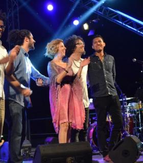 Sole Giménez y los parranderos ponen el broche de oro a la Semana Cultural Playa de la Cebada. · foto 2
