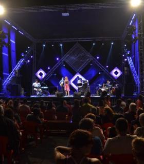 Sole Giménez y los parranderos ponen el broche de oro a la Semana Cultural Playa de la Cebada. · foto 1