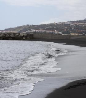Ayer, jueves 20 de abril, se inauguró -despues de varios años de retraso- la nueva playa de Santa Cruz de La Palma. · foto 2