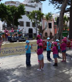 “Juntos Avanzamos” convierte la Plaza de Santiago en una fiesta de la unión vecinal y del trabajo colectivo. · foto 8