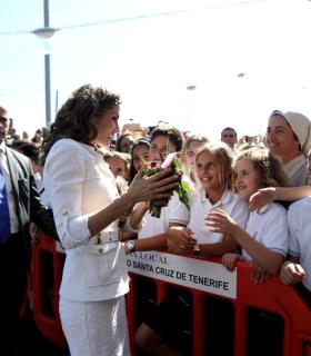 Los Reyes de España felicitan en el Cabildo a los protagonistas del proyecto Barrios por el Empleo: Juntos más Fuertes. · foto 9