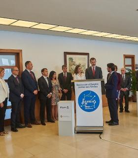 Los Reyes de España felicitan en el Cabildo a los protagonistas del proyecto Barrios por el Empleo: Juntos más Fuertes. · foto 1