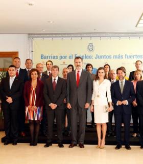 Los Reyes de España felicitan en el Cabildo a los protagonistas del proyecto Barrios por el Empleo: Juntos más Fuertes. · foto 12