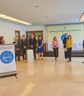 Los Reyes de España felicitan en el Cabildo a los protagonistas del proyecto Barrios por el Empleo: Juntos más Fuertes. · foto 2