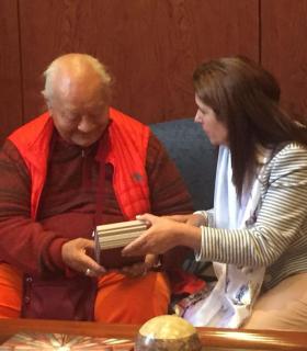La alcaldesa de Telde realiza un recibimiento institucional al lama Namkhai Norbu Rimpoche. · foto 1