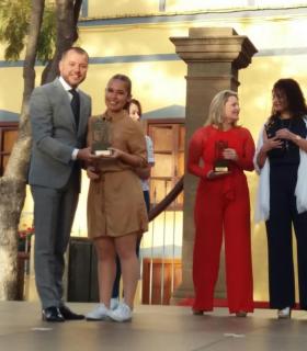 La Plaza de Santiago acoge al numeroso público que disfrutó este sábado con la celebración del Día de la Danza. · foto 1
