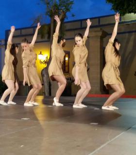 La Plaza de Santiago acoge al numeroso público que disfrutó este sábado con la celebración del Día de la Danza. · foto 6