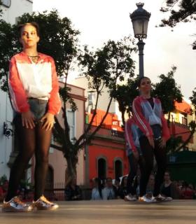 La Plaza de Santiago acoge al numeroso público que disfrutó este sábado con la celebración del Día de la Danza. · foto 7