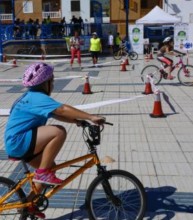 110 ciclistas participan en la Marcha Cicloturista por el Día de la Bicicleta en Mogán. · foto 2