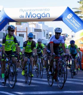 110 ciclistas participan en la Marcha Cicloturista por el Día de la Bicicleta en Mogán. · foto 3