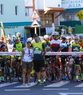 110 ciclistas participan en la Marcha Cicloturista por el Día de la Bicicleta en Mogán. · foto 1