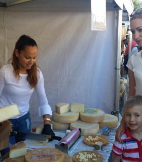 La Fiesta del Queso 2017 cosechó un rotundo éxito en su primera edición celebrada este domingo en el casco. · foto 1