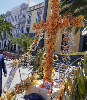 600 escolares asisten a la celebración del XXI Concurso de las Cruces de Mayo en la Plaza de Santa Ana. · foto 2