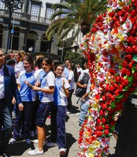 600 escolares asisten a la celebración del XXI Concurso de las Cruces de Mayo en la Plaza de Santa Ana. · foto 1