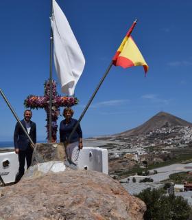 El alcalde de Gáldar cumple un año más con la tradición del Día de la Cruz en la Montaña de Amagro. · foto 2