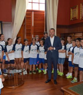 El Alcalde felicita y celebra los éxitos de los deportistas galdenses. · foto 3