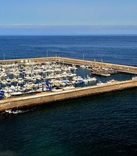 La Bandera Azul se ondeará nuevamente en la playa de La Arena y en el Puerto Deportivo de Los Gigantes. · foto 2