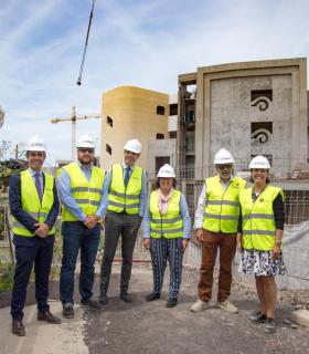 GF Hoteles recibe al alcalde de Adeje en las obras de GF Victoria. · foto 2