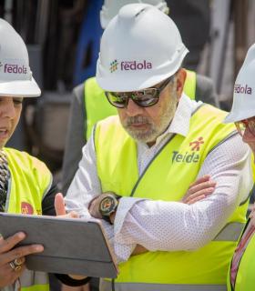 GF Hoteles recibe al alcalde de Adeje en las obras de GF Victoria. · foto 1