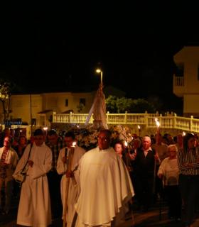 Decenas de vecinos participan en la procesión de las Antorchas en honor a la Virgen de Fátima. · foto 1