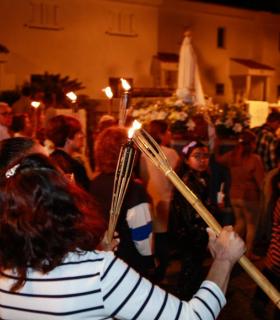 Decenas de vecinos participan en la procesión de las Antorchas en honor a la Virgen de Fátima. · foto 3