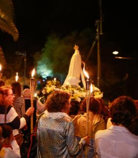Decenas de vecinos participan en la procesión de las Antorchas en honor a la Virgen de Fátima. · foto 2
