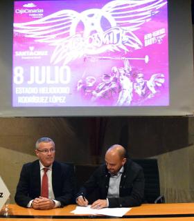 Ayuntamiento de Santa Cruz de Tenerife y CajaCanarias colaborarán en la difusión del concierto de Aerosmith. · foto 2