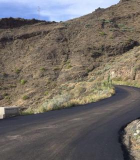 El Cabildo de La Gomera mejora la seguridad y el pavimento en la carretera de acceso a Taguluche · foto 1